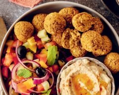 Bowl de almôndegas vegetarianas com salada grega