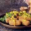 Croquetes vegan com salteado de couves-de-bruxelas