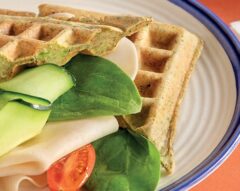 Waffles de brócolos com salada de tomate