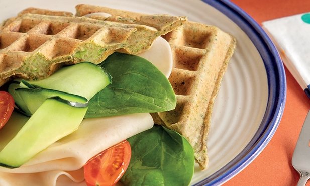 Waffles de brócolos com salada de tomate