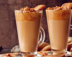 Café com bolacha de caramelo