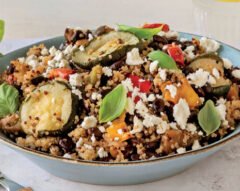 Quinoa com legumes assados e feijão