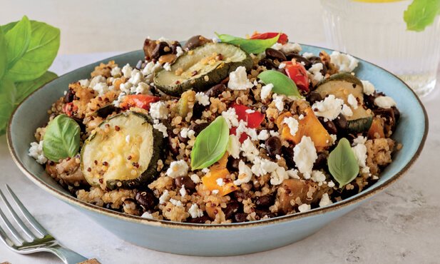 Quinoa com legumes assados e feijão